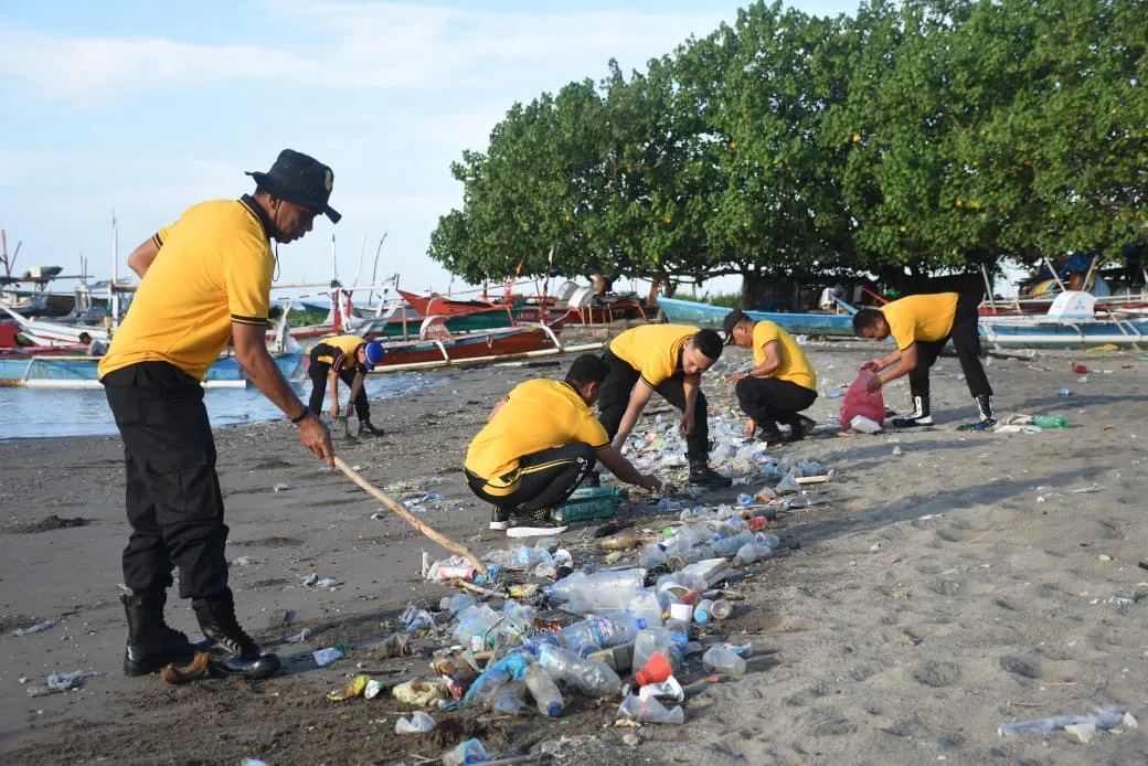 Limbah Plastik Pantai Merpati Dibersihkan, Bulukumba Asri