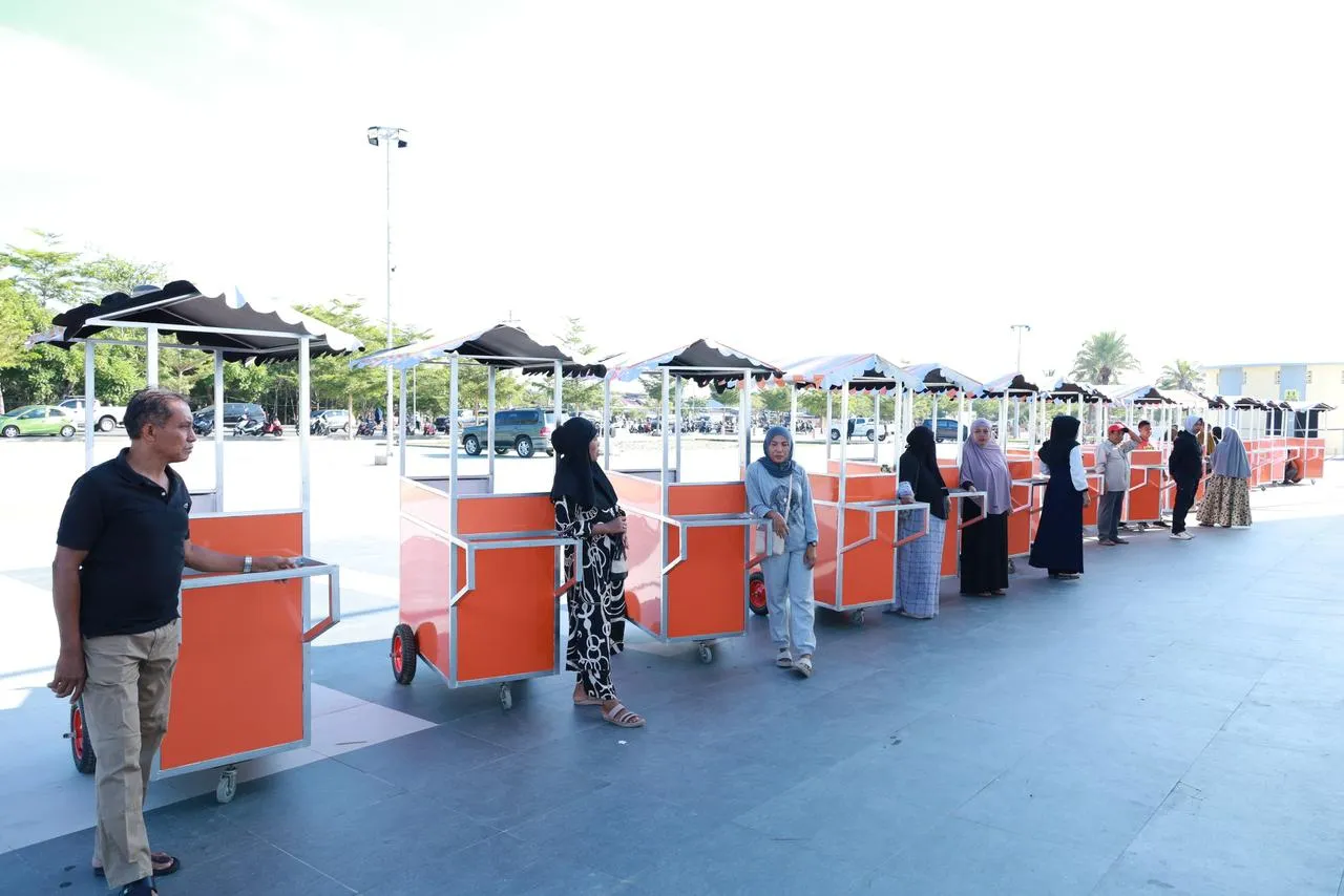 Wajah Baru Pantai Merpati: 20 UMKM Terima Bantuan Gerobak Seragam