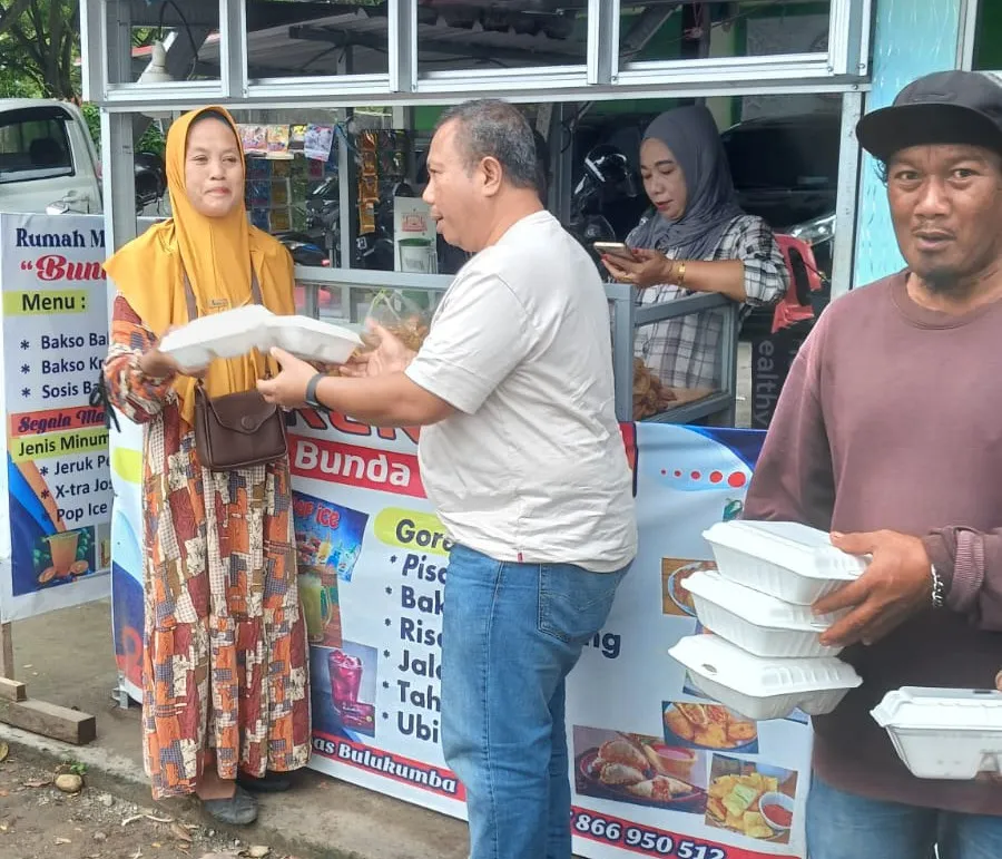 Jumat Berkah, Relawan KSJ Bulukumba Sapa Warga di Depan Lapas
