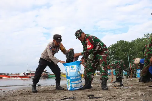 Bersih Pantai Bulukumba: TNI-Polri Bersihkan Sampah Pesisir