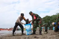 Bersih Pantai Bulukumba: TNI-Polri Bersihkan Sampah Pesisir