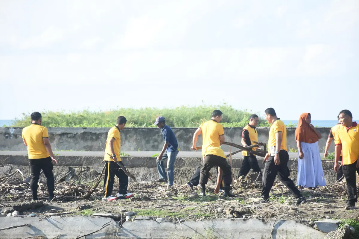 Gandeng Pemda, Polres Bulukumba Tanam Pohon dan Bersih Pantai Ela-Ela