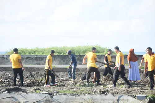 Gandeng Pemda, Polres Bulukumba Tanam Pohon dan Bersih Pantai Ela-Ela