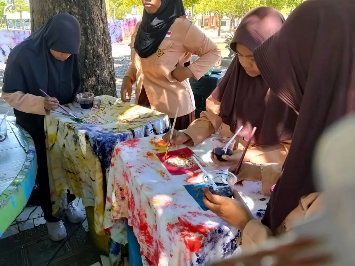 Pelatihan Membatik Shibori Makassar Siasati Kurang Stok Kain