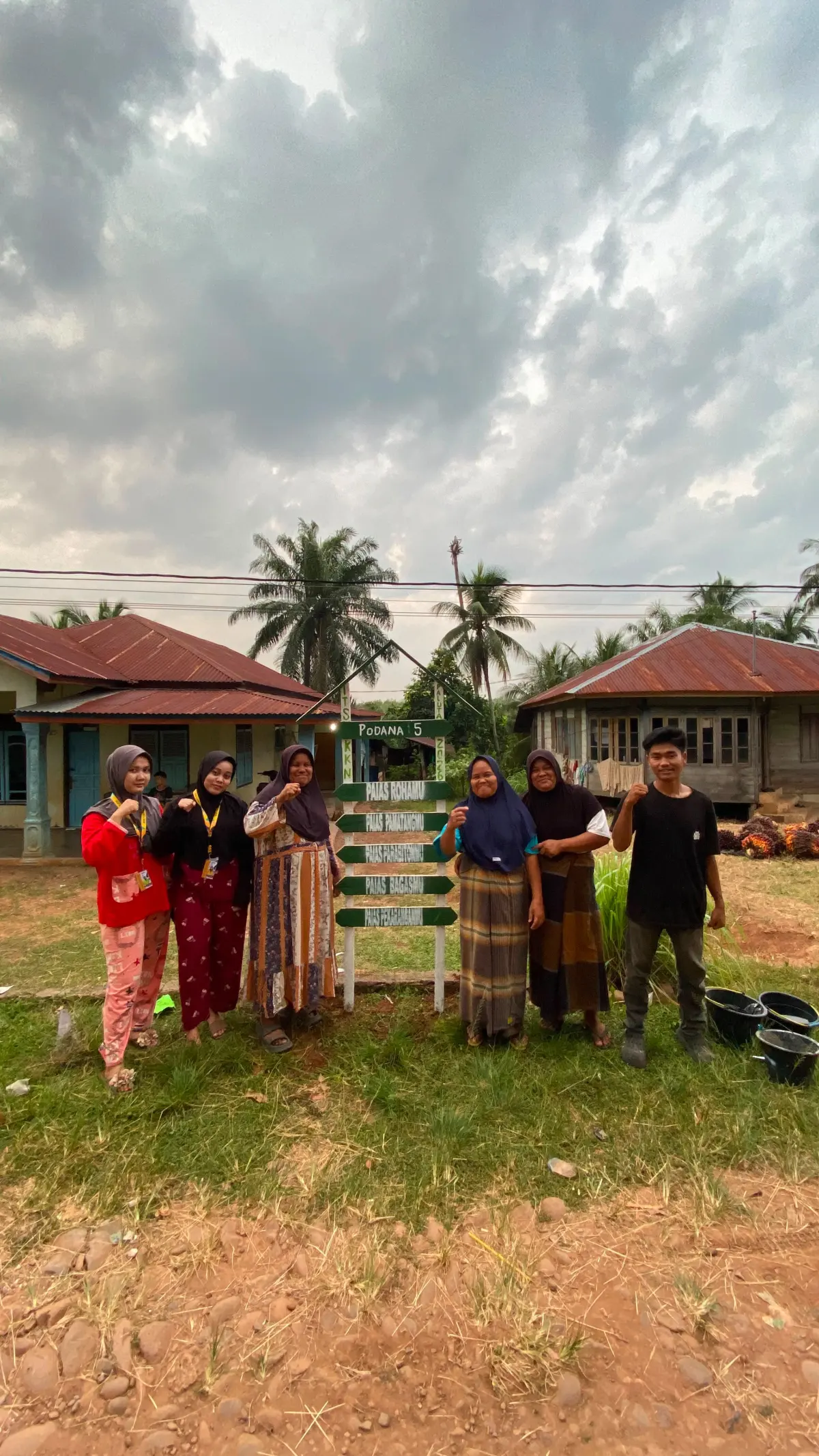 Mahasiswa KKN Ajak Masyarakat Desa Simbolon Memberi Apotek Hidup Berbasis Nilai Poda Na Lima