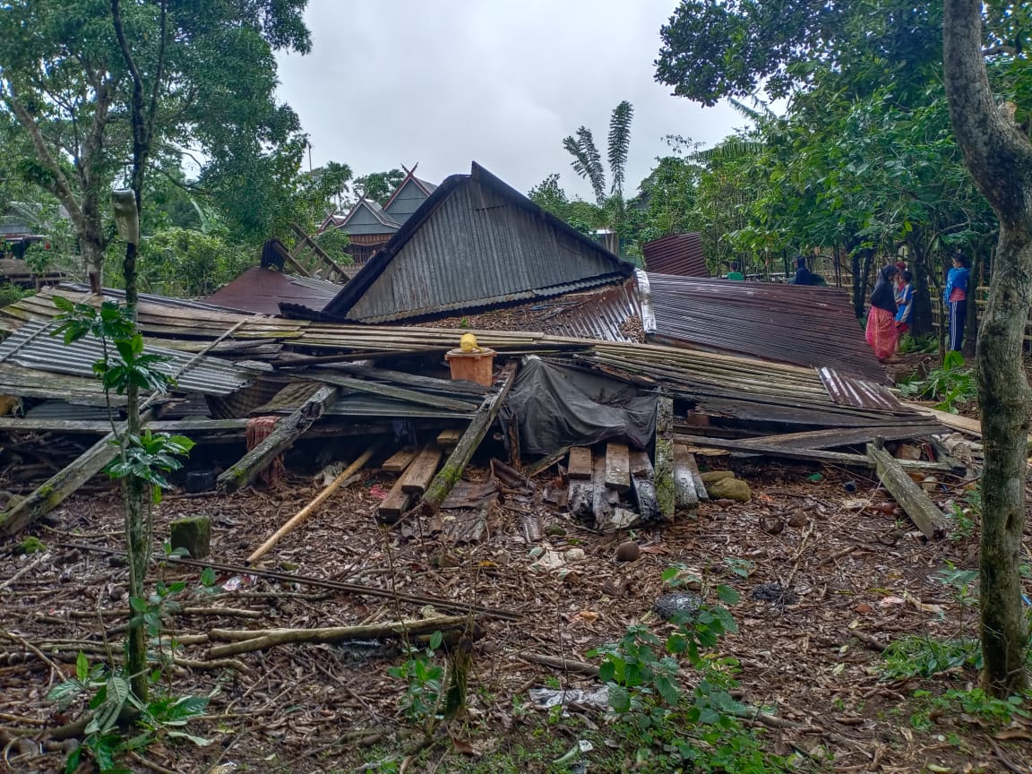 Diterjang Puting Beliung, Rumah Seorang Petani di Barru Porak-poranda