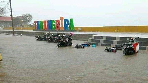Hujan Lebat di Bira, Motor Pengunjung "Tenggelam" di Parkiran Wisata Bira