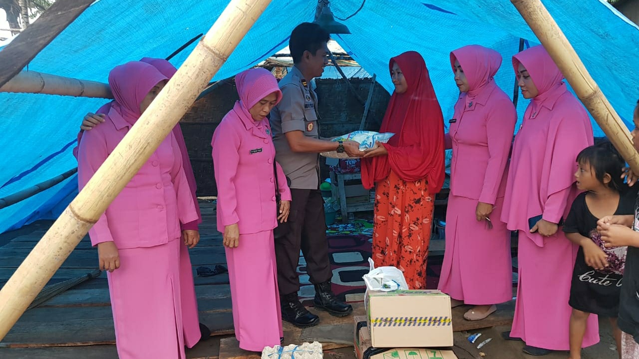 Di kolong Tenda Biru, Wanita Berseragam Pink Polsek Ujungloe Santuni Korban Kebakaran