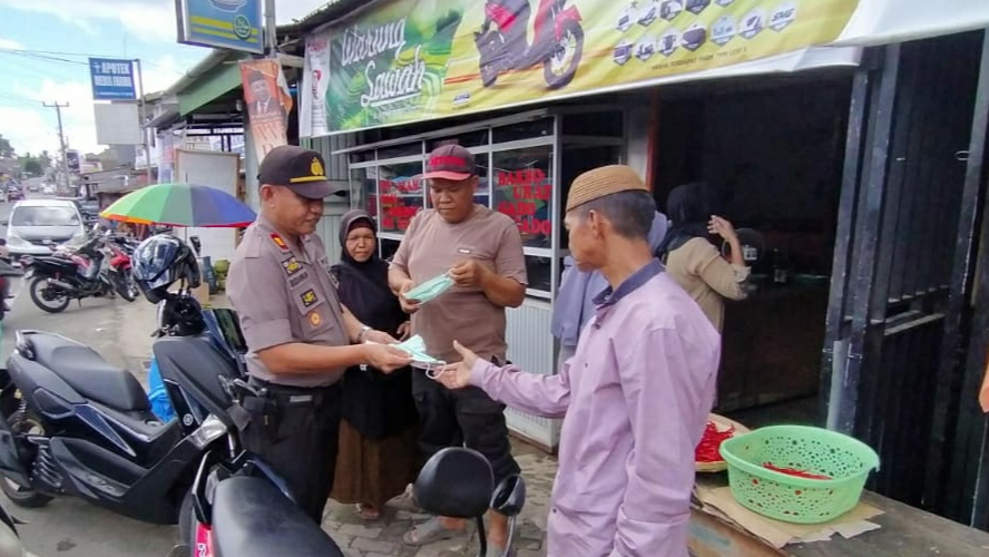 Cegah Covid-19 Polsek Bulukumpa Bagi Masker di Pasar Tanete