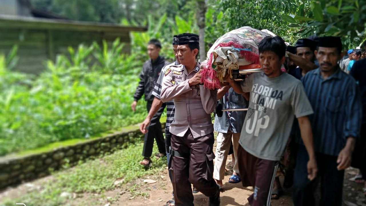 Pengabdian dan Ibadah, Bripka Nirsal Gotong Jenazah ke Liang Lahat di Ujungloe