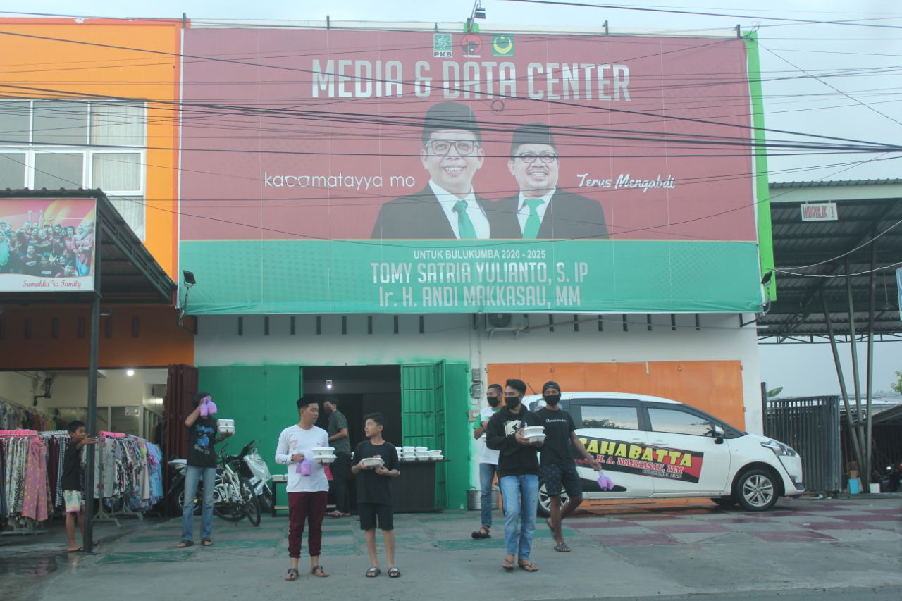 Dua Putra Andi Makkasau Kompak Berbagi Takjil