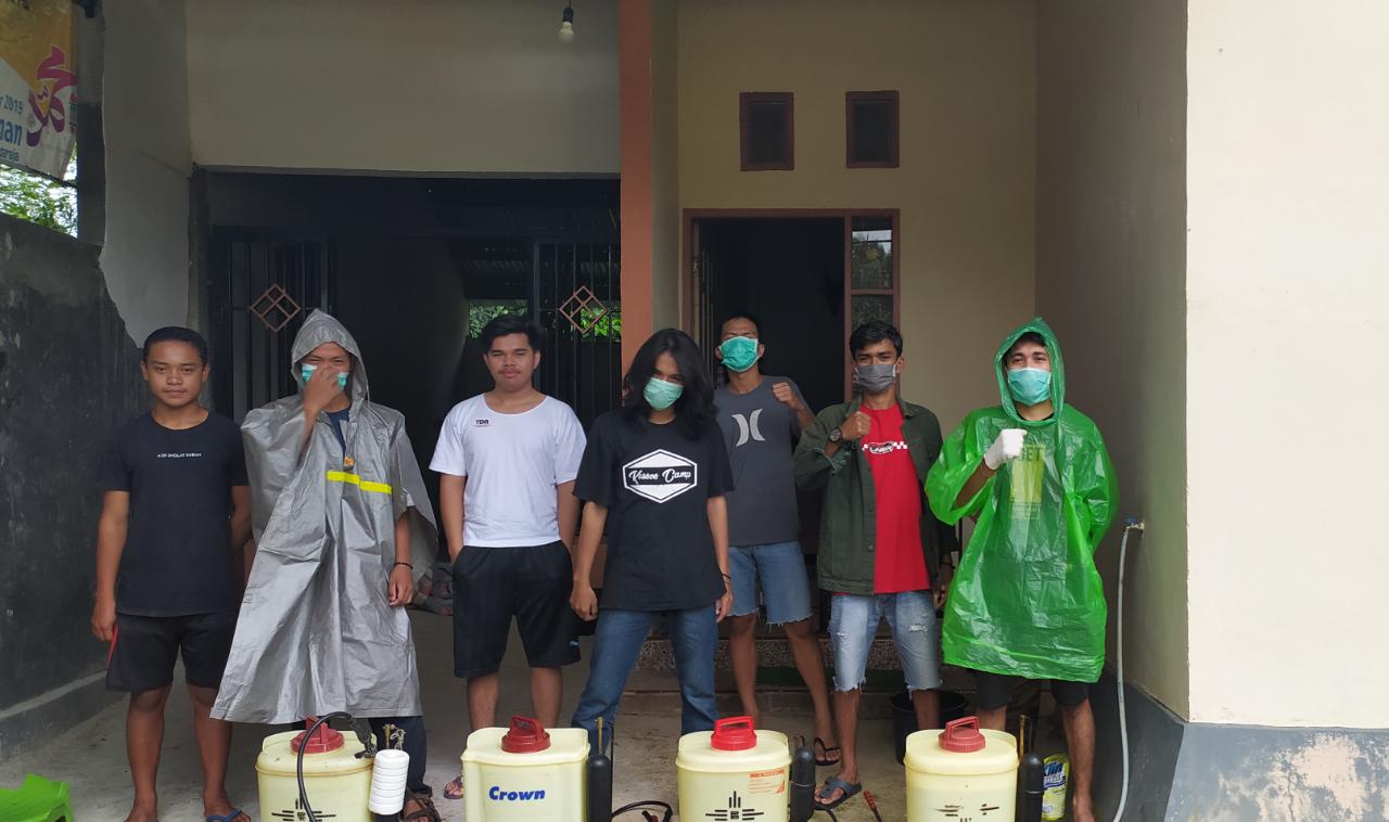 Manfaatkan Hari Libur, Pemuda dan Pelajar di Sarajoko Semprot Disinfektan ke Rumah Warga