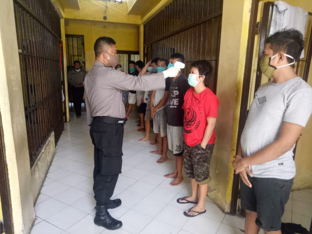 Antisipasi Penyebaran Covid-19, Suhu Tubuh Tahanan Polres Bulukumba di Cek