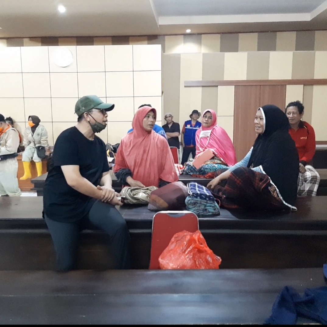 Di Lokasi Banjir Wabup Bulukumba Minta Dinkes, BPBD dan Dinsos Gerak Cepat