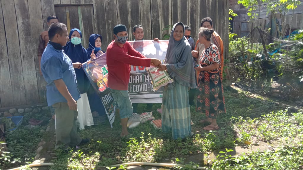Peduli Covid-19, Alumni SMP Bontomanai Angkatan 97 Berbagi Sembako