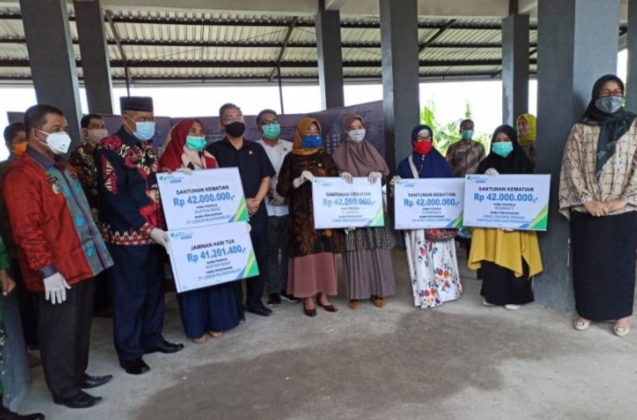 BPJS Ketenagakerjaan Serahkan Santunan Kematian dan Bantuan 1 Ton Beras Untuk Warga Terdampak Covid-19