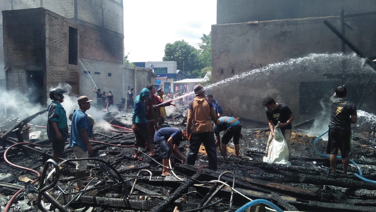 Korsleting Listrik, Tiga Rumah Warga Dampang Tinggal Puing