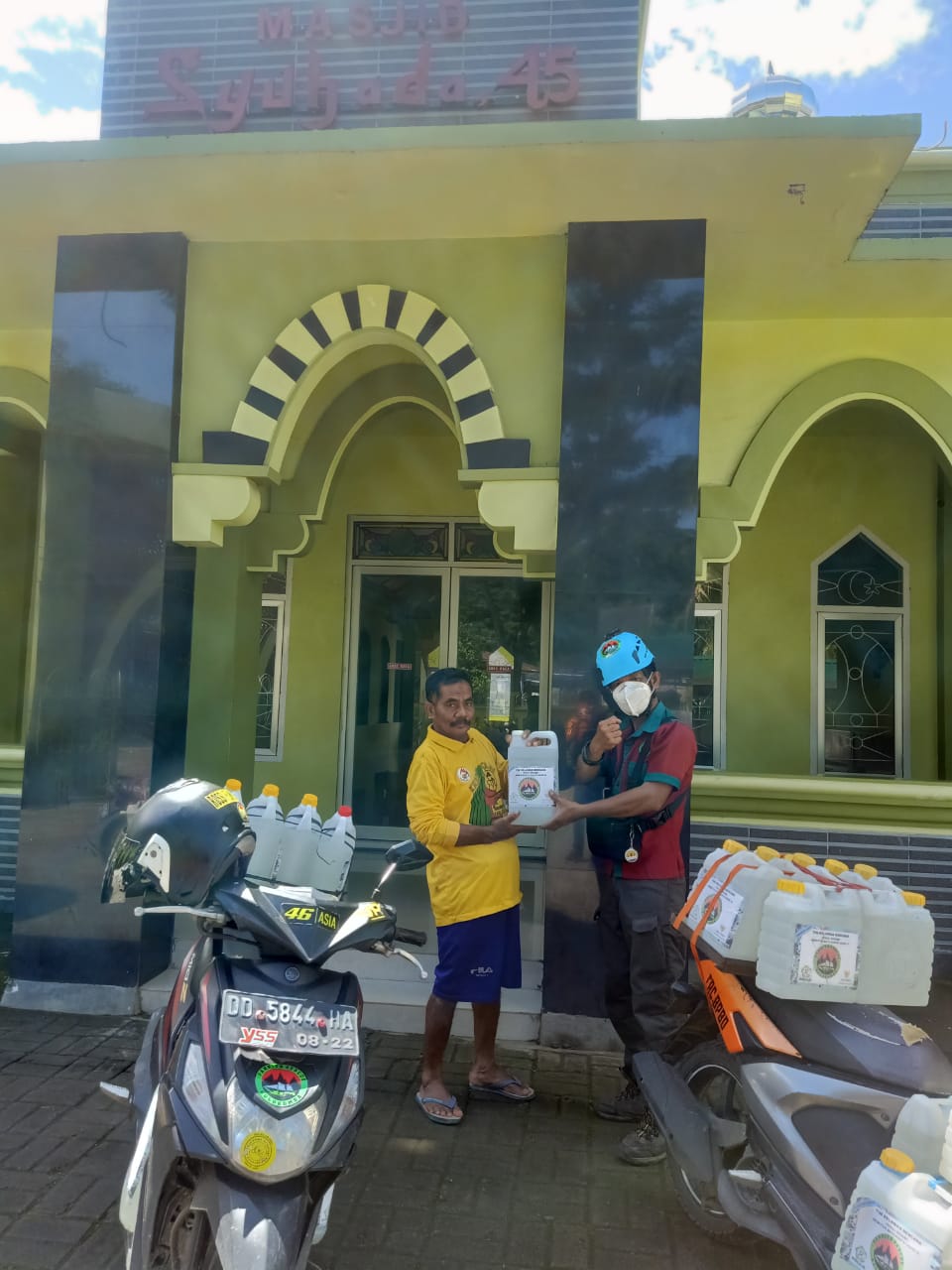 Kolaborasi Relawan Bulukumba Bagikan Disinfektan ke Masjid-Masjid