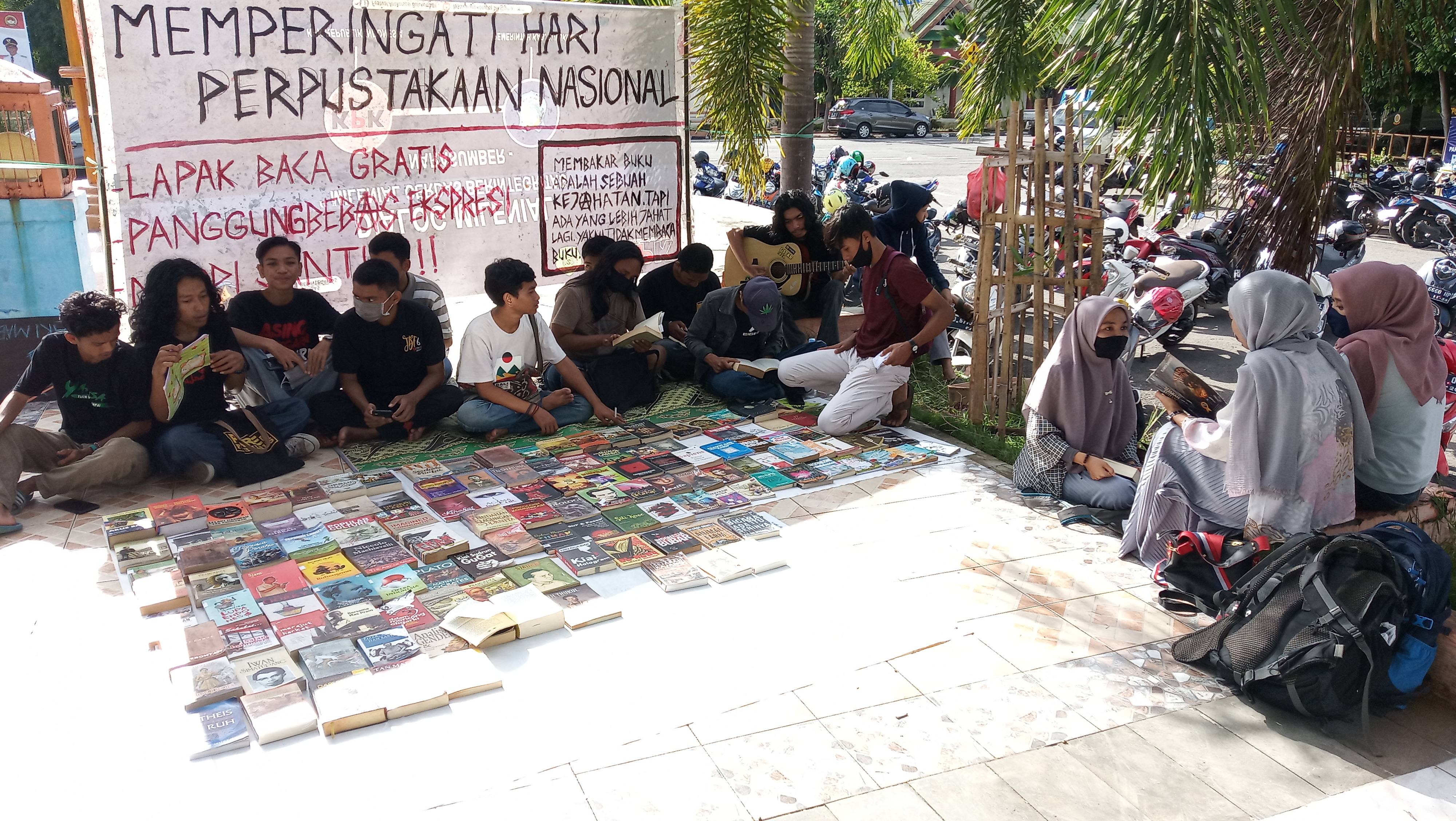 Nyanyian Buku oleh Anak Muda di Lapangan Pemuda