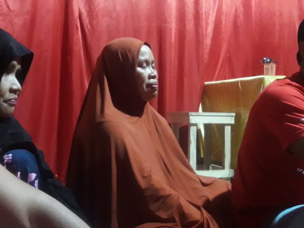 Tebang Bambu Sendiri di Tebing, dengan Paku Bekas Ibu Ini Pasang Kacamatayyamo