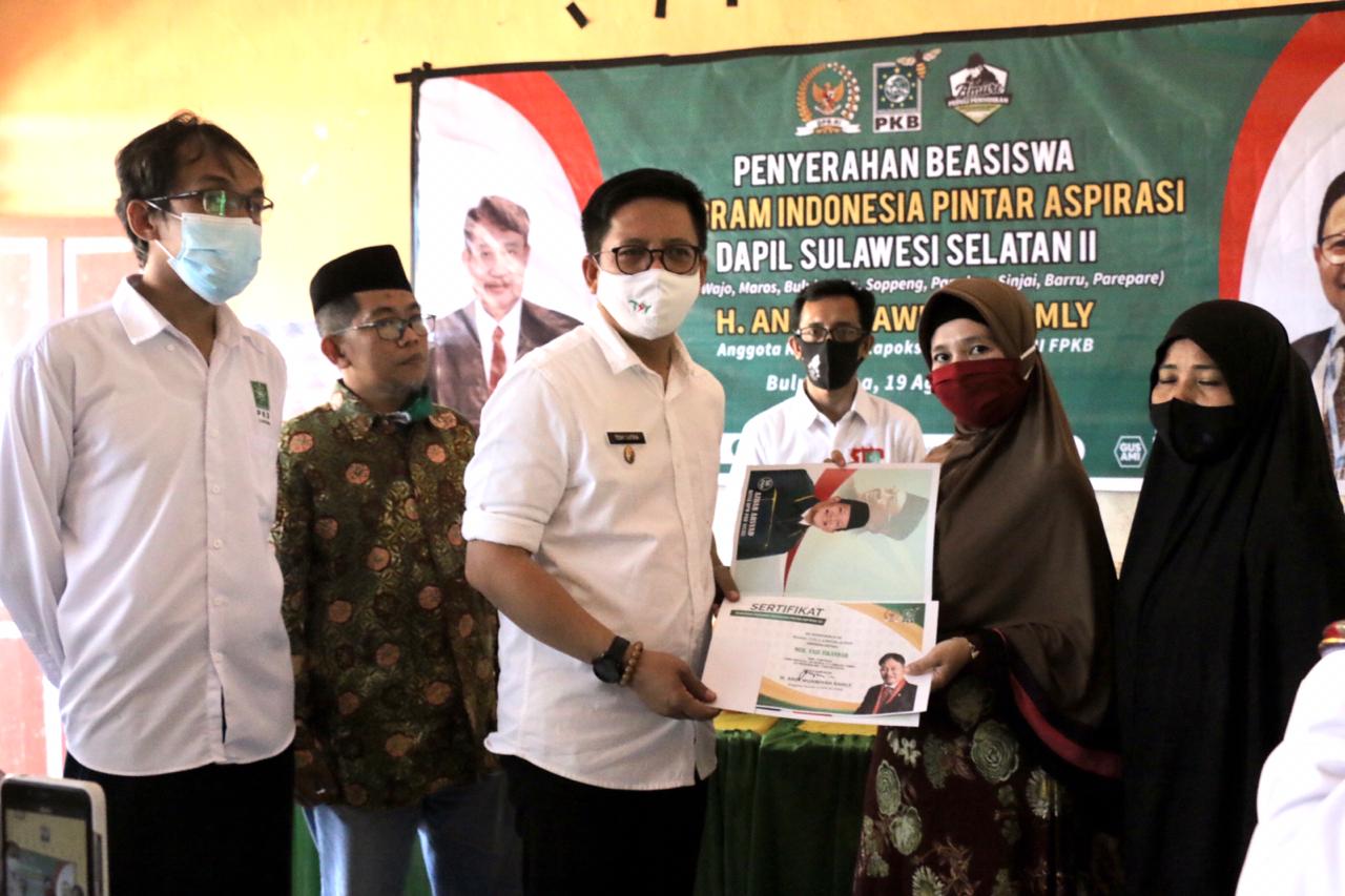 6.752 Beasiswa PIP Aspirasi Ammure Untuk Bulukumba Mulai Diserahkan Wabup Bulukumba