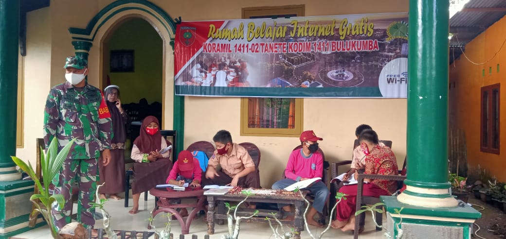 Babinsa Kodim 1411 Bantu Siswa Belajar Online