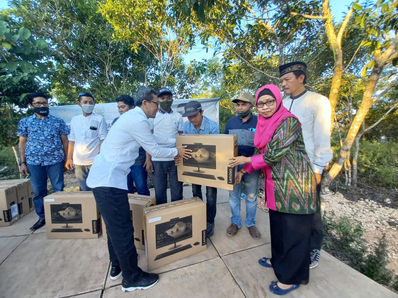 Galakkan Literasi di Desa, Arum Spink Serahkan Bantuan 20 Unit Komputer Untuk Perpustakaan