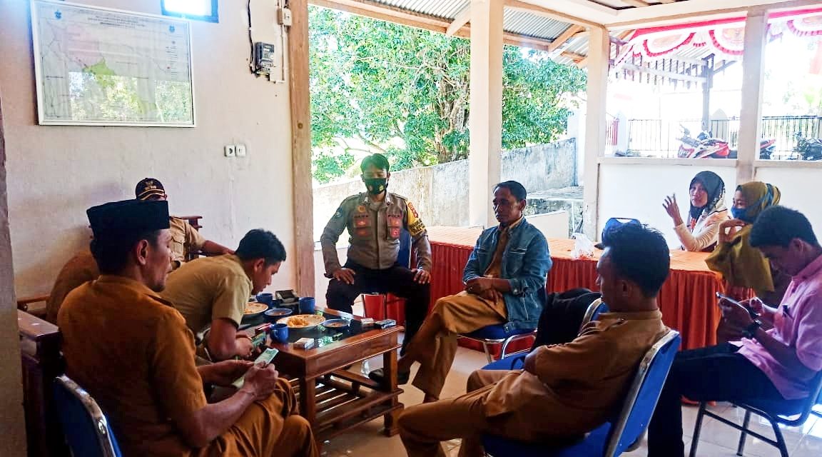 Keren Bhabinkamtibmas Ini, Giat Silaturahmi Sambil Edukasi Covid-19