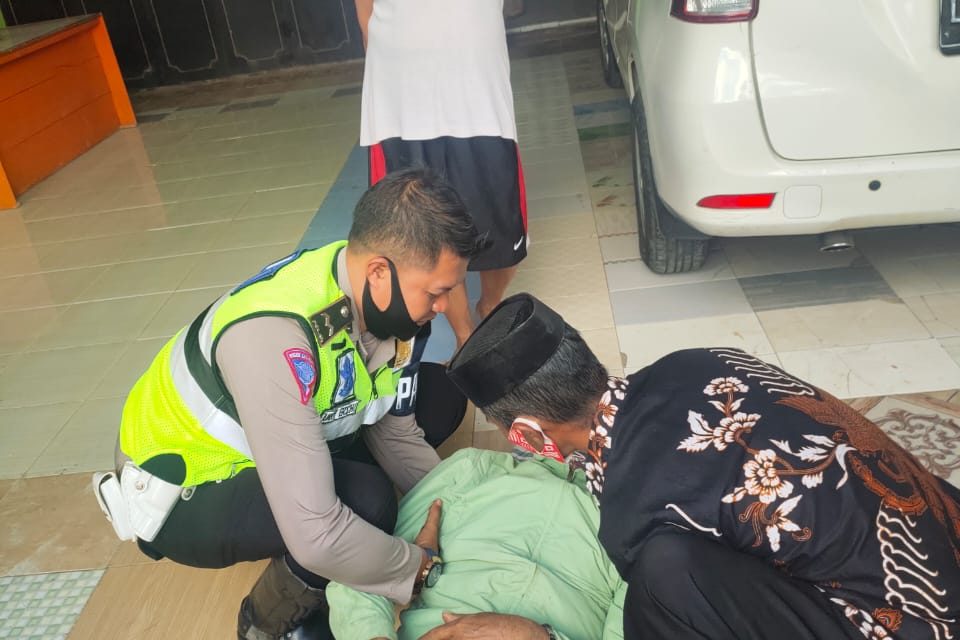 Sigap, Dua Polisi Ini Tolong Korban Lakalantas