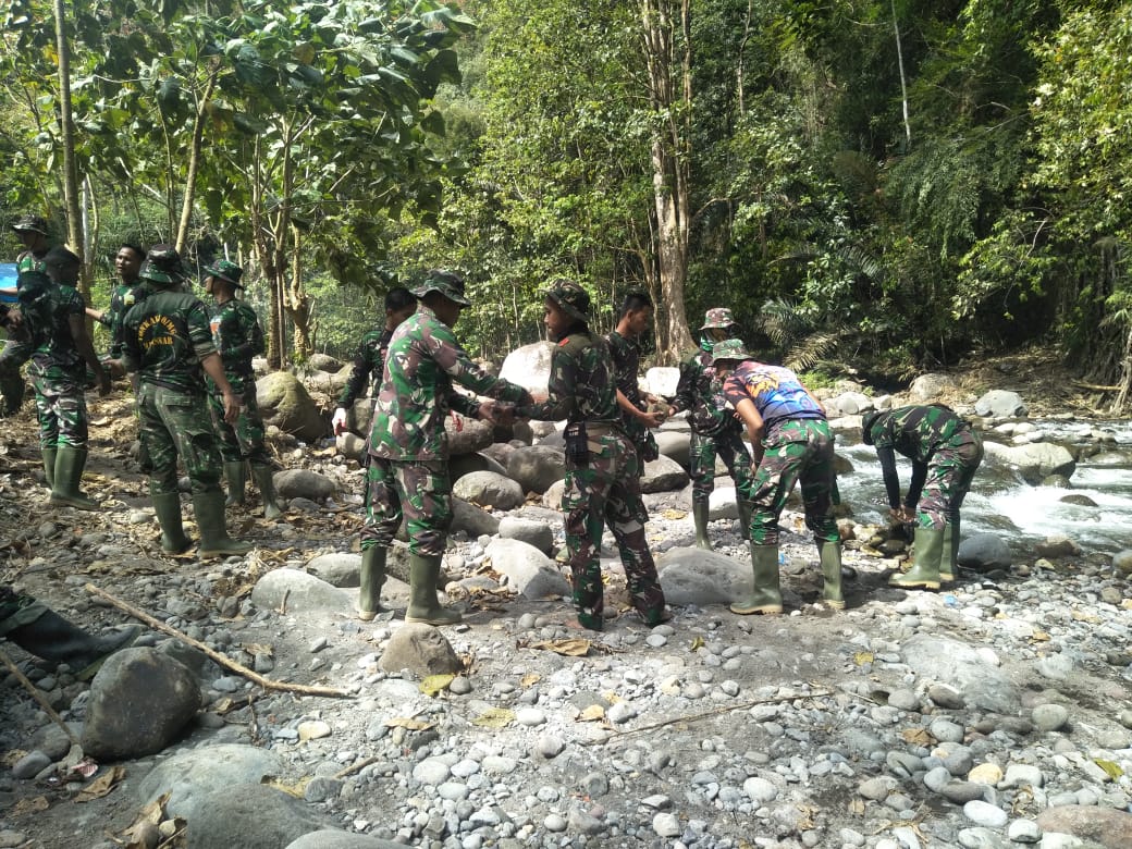 Satgas TMMD Gotong Royong Angkat Batu Dari Sungai