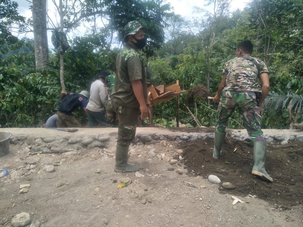 Keahlian Tersembunyi Anggota Satgas TMMD 109,  Membuat Papan Peluncuran Pasir