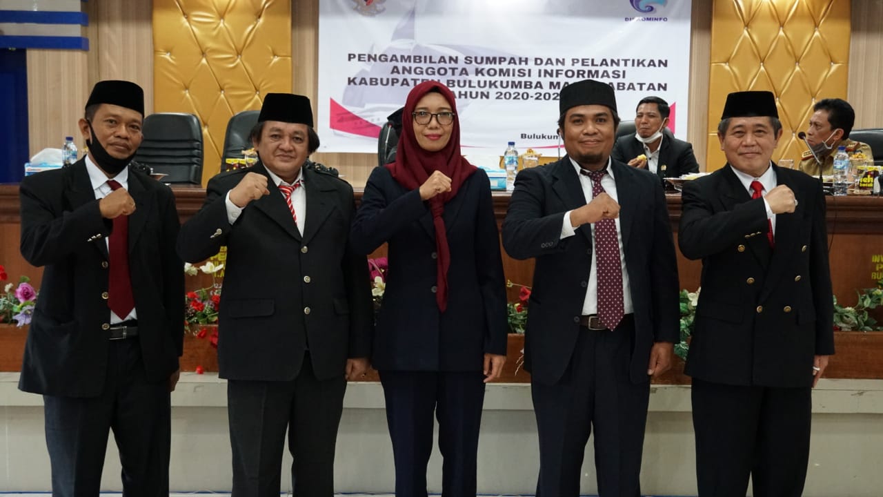 AM Sukri A Sappewali Lantik Komisi Informasi Bulukumba