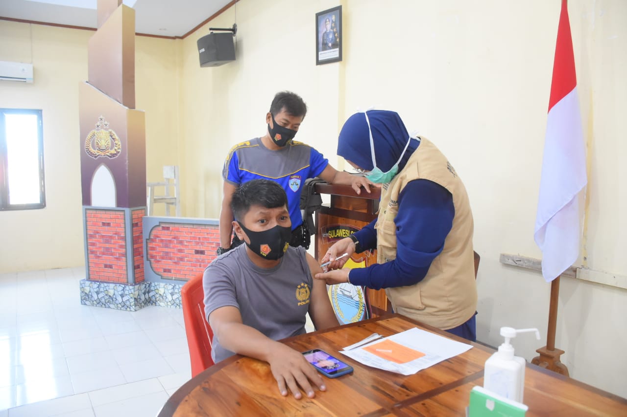 Edukasi dalam penanganan Covid-19 lewat Vaksinasi Jajaran Polres Bulukumba
