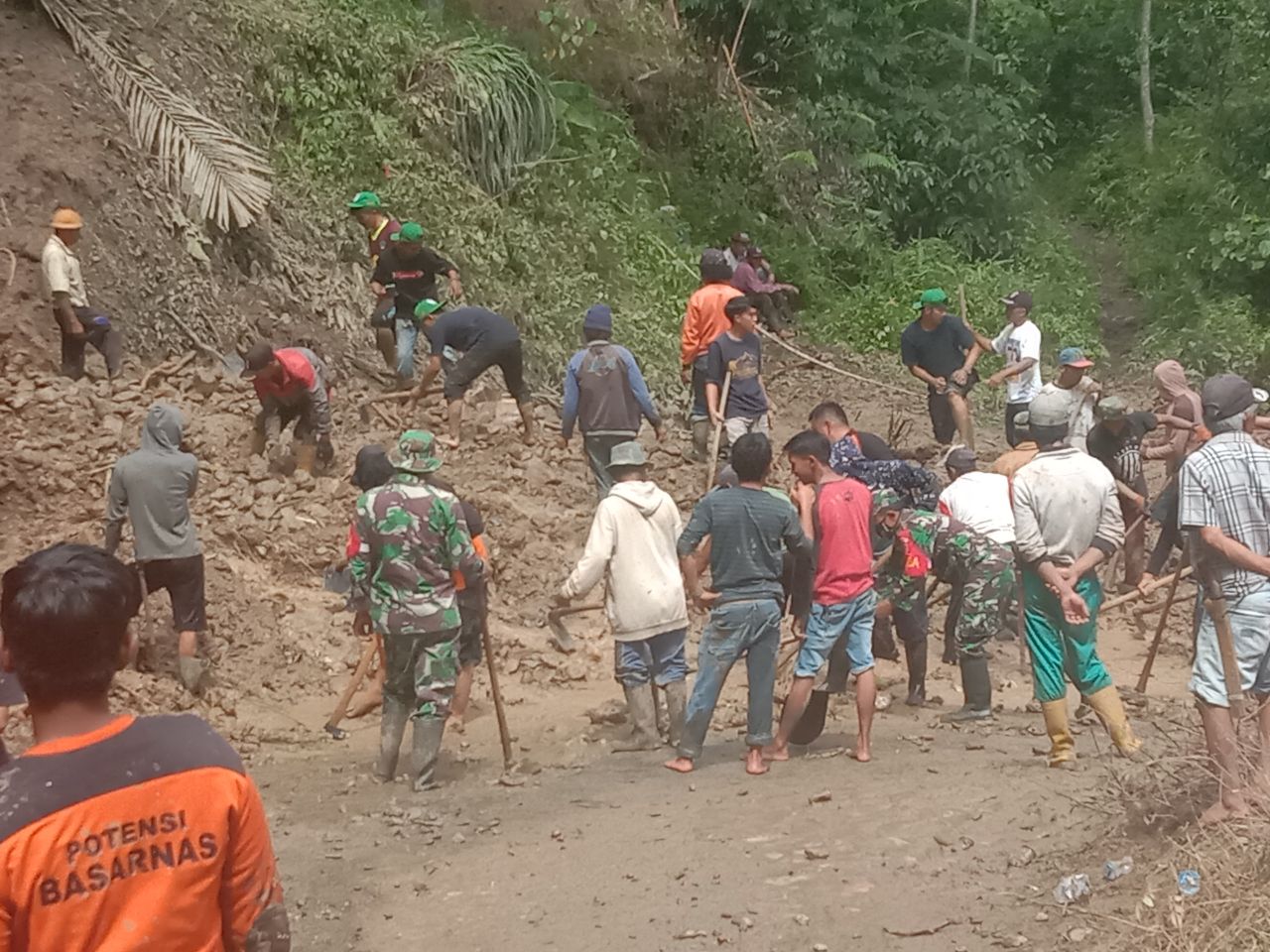 Personil Kodim 1411/Bulukumba dan Warga Laksanakan Kerja Bakti Pasca Longsor