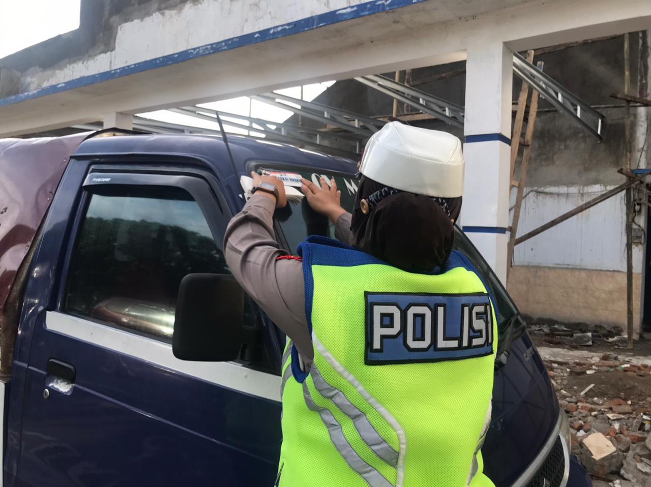 Sat Lantas Polres Bulukumba Pasang Sticker dan Sosialisasi Kamseltibcar