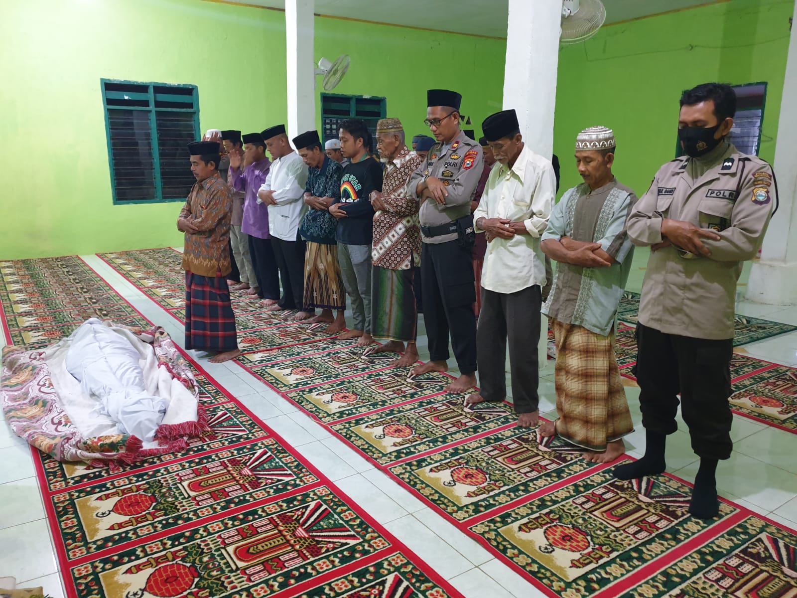 Turut Berduka Cita, Kapolsek Rilau Ale Hadiri Pemakaman Korban Pembunuhan