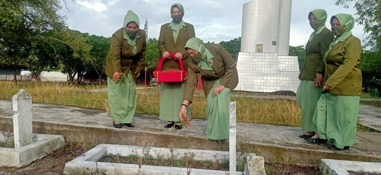 Ulang Tahun Ke-75 Persit Kartika Chandra Kirana tabur bunga di taman makam pahlawan
