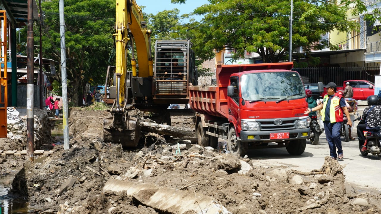 Alat berat diterjunkan, Satgas pengendali banjir bongkar teras ruko