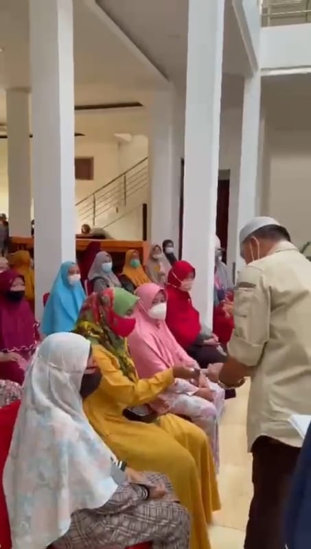 Andi Utta Serahkan Gajinya kepada Guru Mengaji, Ini jumlahnya