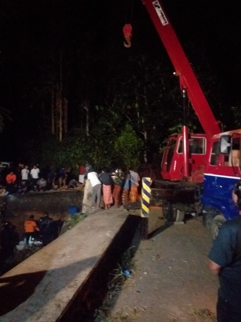 Jembatan di Tamaona rusak, A. Utta Pinjamkan Alat Berat milik PT. Amaly