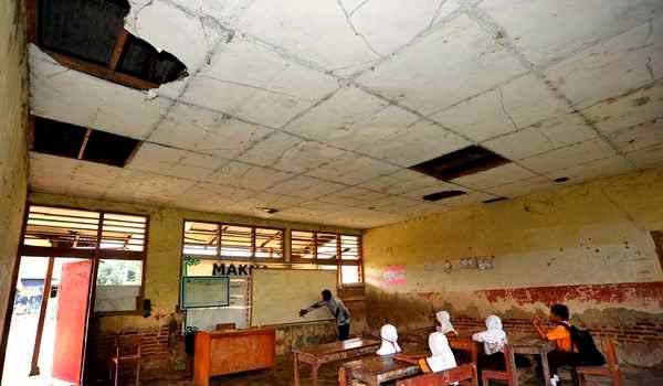 Pemprov DKI, Tidak Focus Rehabilitasi Sekolah SMP, SMA