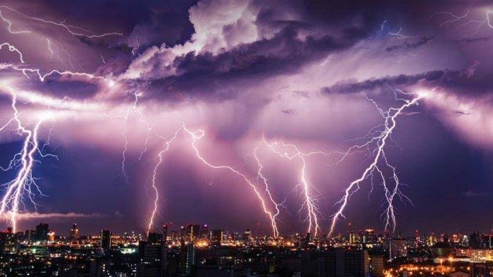 Waspada Malam Tahun Baru, BMKG Peringatkan Cuaca Ekstrem di Wilayah Ini