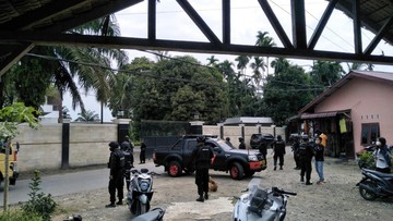 Breaking News - KPK Geledah Rumah Pribadi Bupati Langkat