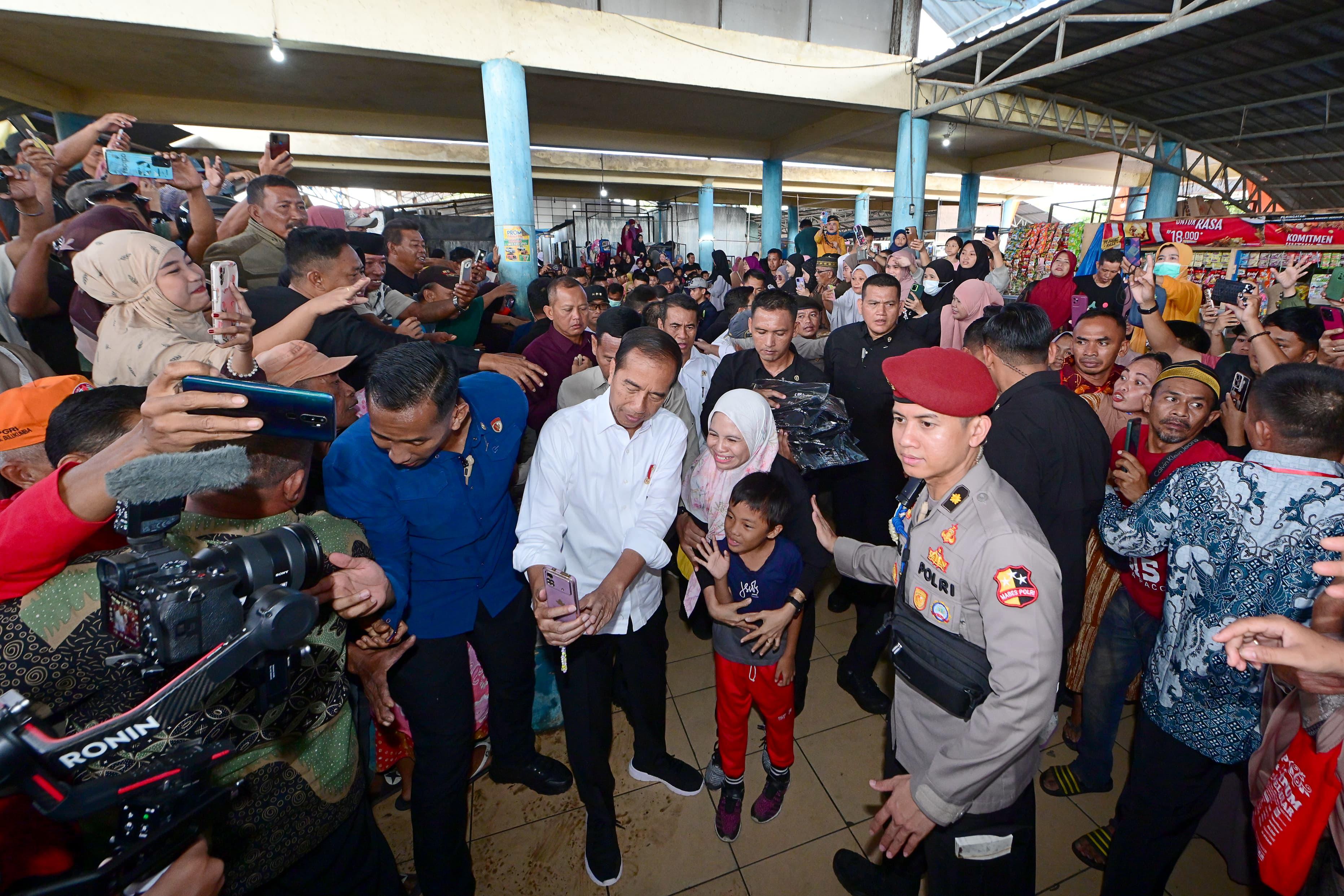 Presiden Jokowi dan Ibu Iriana Serbu Pasar Cekkeng Bulukumba