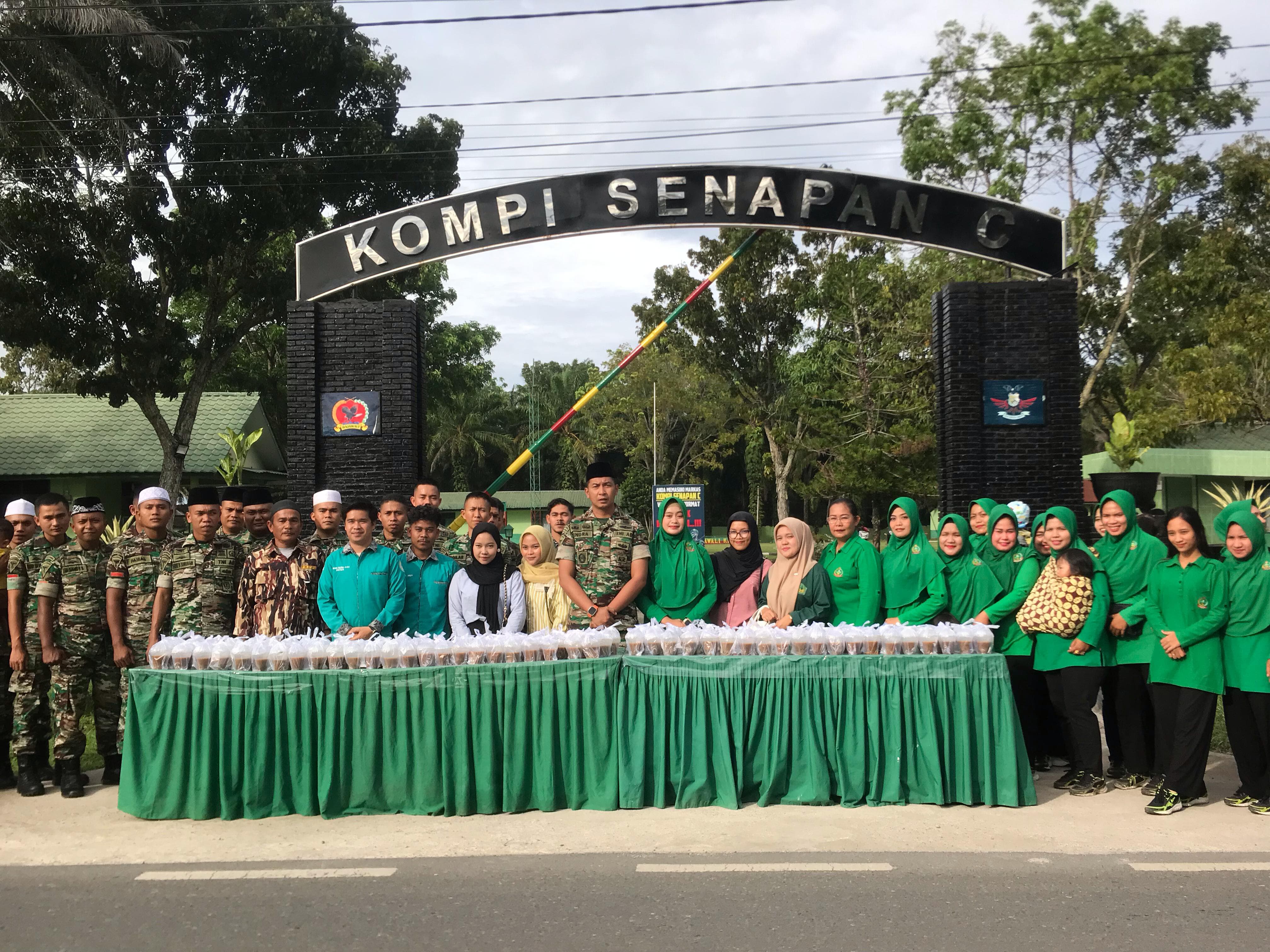 Kompi Senapan C Yonif 123/RJW Bersama BEM STIT PL Gunung Tua Gelar Aksi Berbagi Takjil Gratis