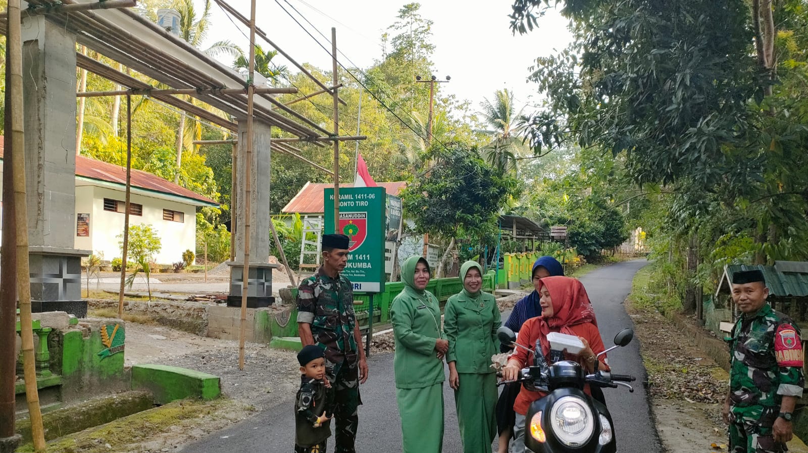 Jelang Berbuka, Koramil Bonto Tiro Bagi Takjil dan Sampaikan Pesan Ini