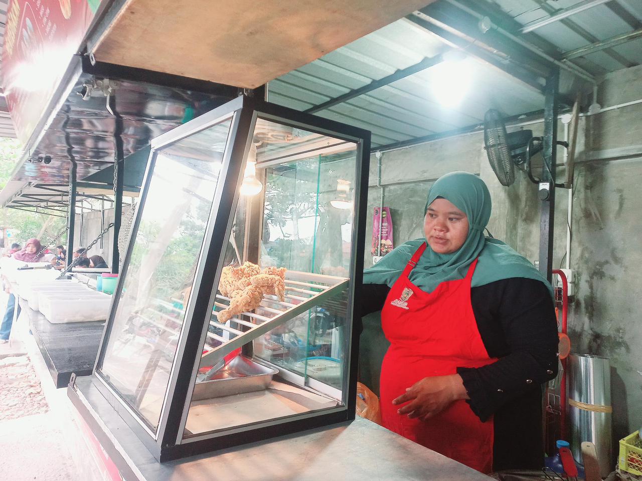 Zakat Produktif BAZNAS Ubah Nasib Wulan, Omzet Ayam Krispi Tembus Rp700 Ribu